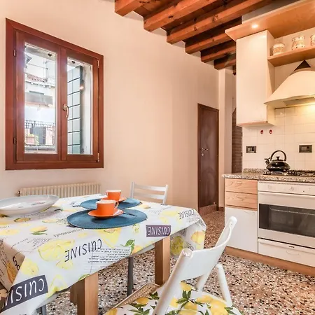 Lionhost Ruga Giuffa 4834 Velence