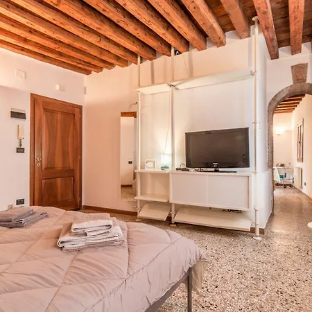 Lionhost Ruga Giuffa 4834 Apartman *