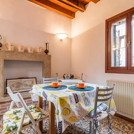 Lionhost Ruga Giuffa 4834 * Velence